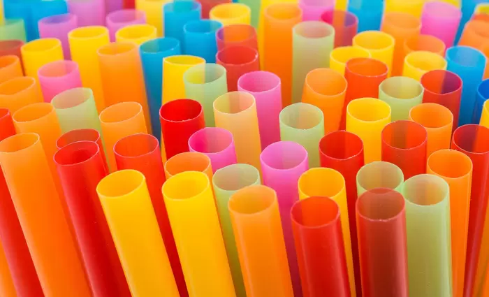 Η Βρετανία θα απαγορεύσει τα πλαστικά καλαμάκια και τις μπατονέτες