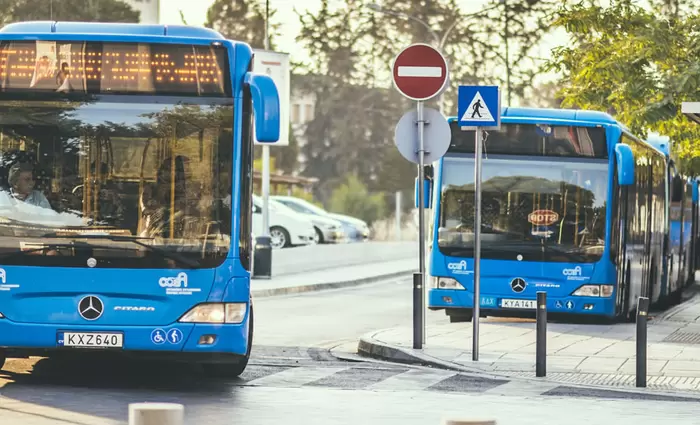 Έξω από την προσωρινή Βουλή διαμαρτύρονται οι εταιρείες λεωφορείων