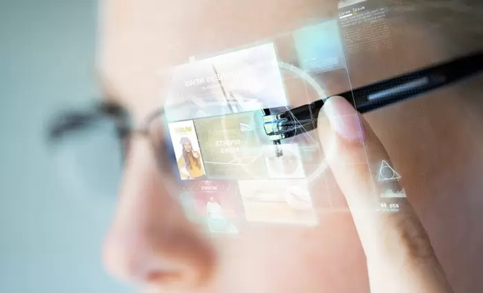 «Έξυπνα» γυαλιά διαβάζουν συνομιλίες σε κωφούς σε πραγματικό χρόνο