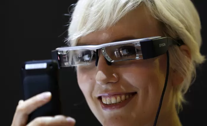 Facebook και RayBan φτιάχνουν έξυπνα γυαλιά