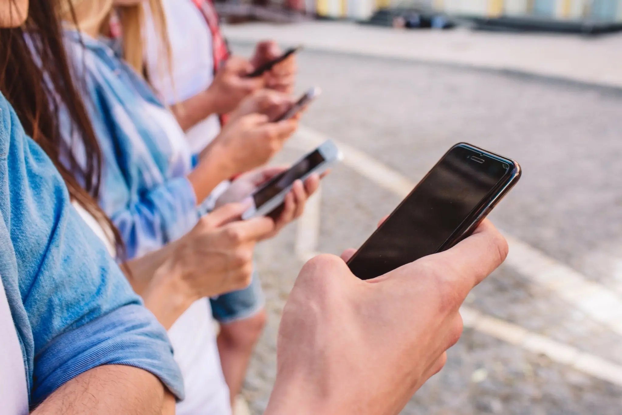 Μακριά από το smartphone: Ποια ευρωπαϊκή χώρα φέρνει απαγόρευση στα κινητά τηλέφωνα
