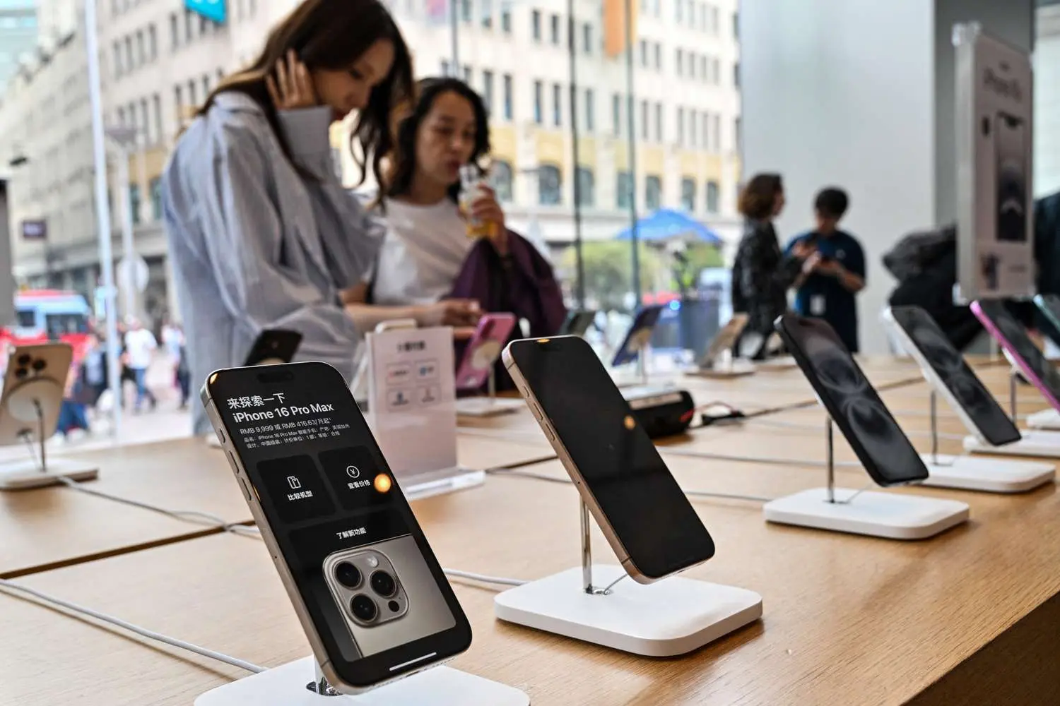 Κινητά τηλέφωνα: Πώς οι δασμοί Τραμπ πλήττουν Apple και Samsung