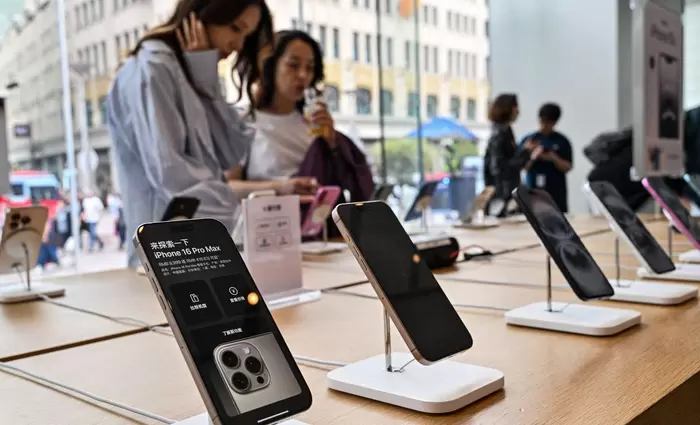 Κινητά τηλέφωνα: Πώς οι δασμοί Τραμπ πλήττουν Apple και Samsung