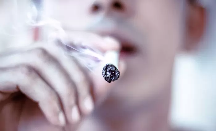 Financial Times: Οι καπνιστές κινδυνεύουν να μείνουν χωρίς δουλειά