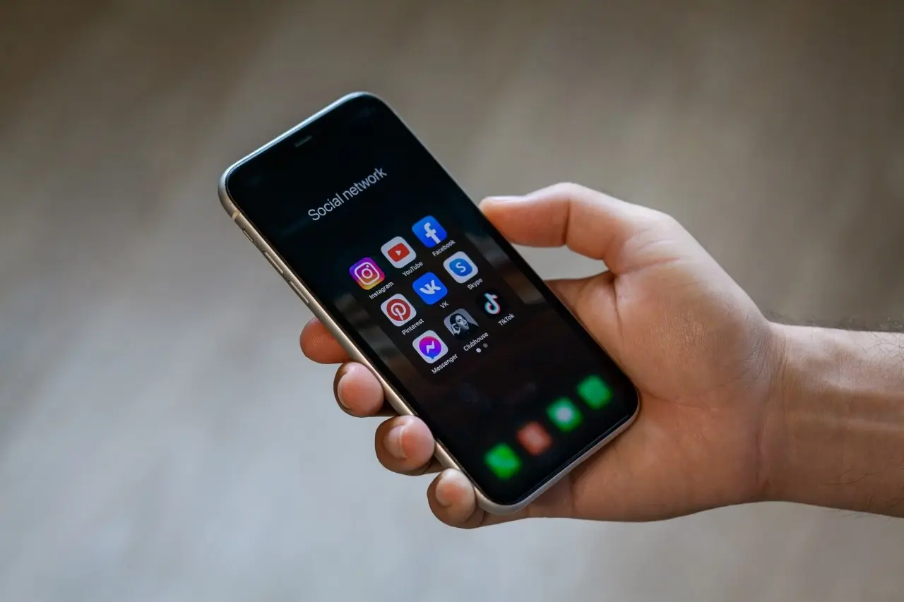 Ισπανία: Ο Σάντσεθ τα βάζει με τους Big Tech για περιεχόμενο παιδικής κακοποίησης μέσω AI