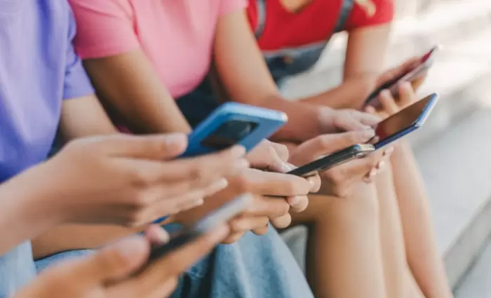 Ισπανία: Απαγόρευση των social media στα παιδιά κάτω των 16 ανακοίνωσε ο Σάντσεθ