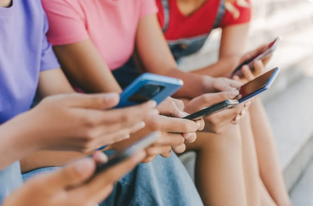 Ισπανία: Απαγόρευση των social media στα παιδιά κάτω των 16 ανακοίνωσε ο Σάντσεθ