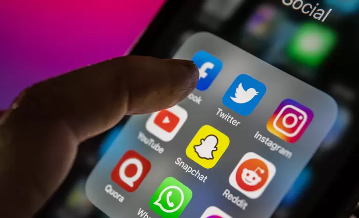 Social media: Τι συμβαίνει και αγοράζουμε πράγματα που δεν θέλουμε