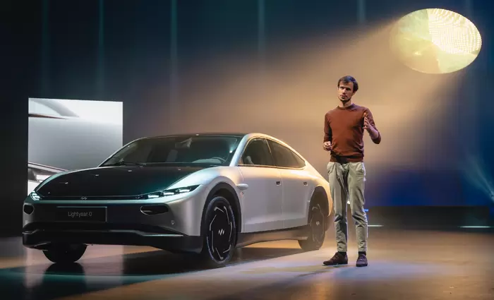 Το πρώτο ηλιακό αυτοκίνητο βγαίνει στους δρόμους