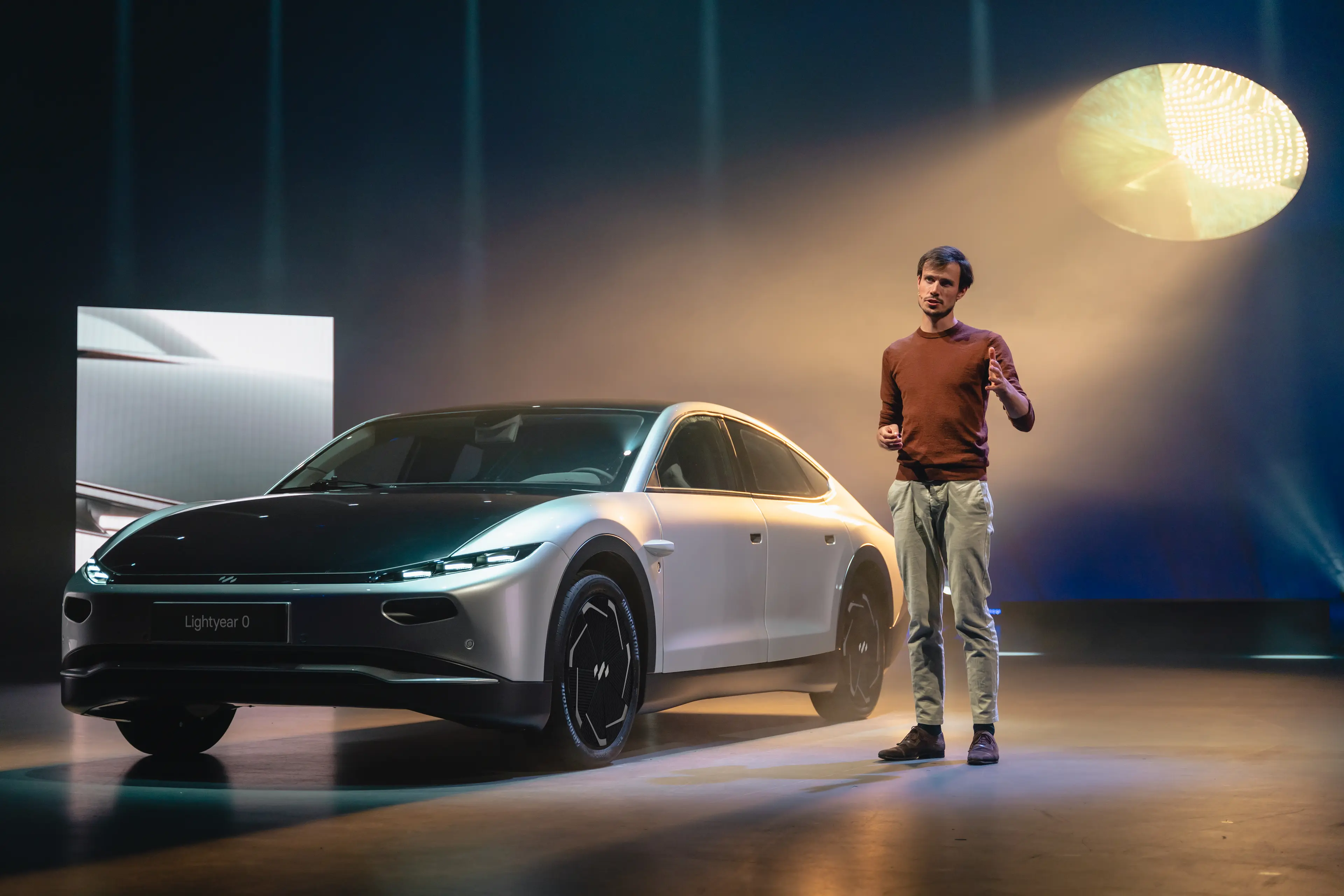 Το πρώτο ηλιακό αυτοκίνητο βγαίνει στους δρόμους