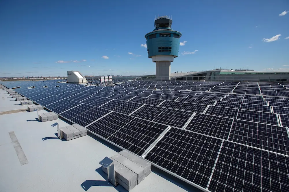 Από Κύπρο μέχρι Ρουμανία τα αεροδρόμια επενδύουν στην ηλιακή ενέργεια