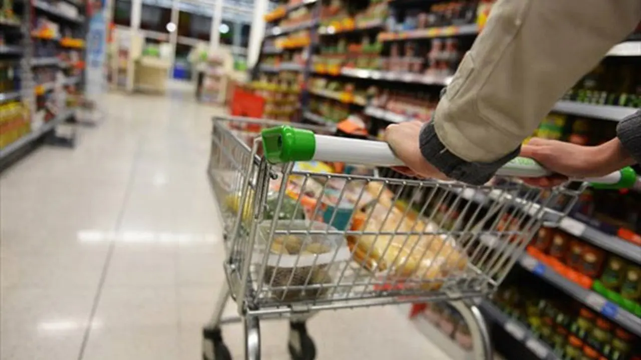 Κάθε μέρα ακριβαίνει το καλάθι της νοικοκυράς - Σε απόγνωση οι καταναλωτές