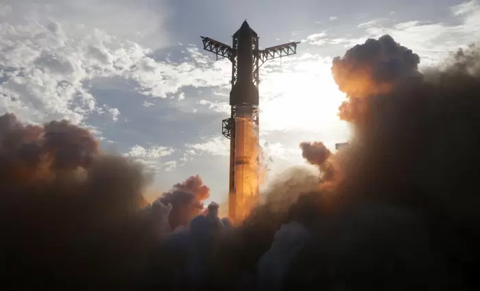 Τα κατάφερε με τη…10η ο Μασκ - «Πέταξε» ο Starship