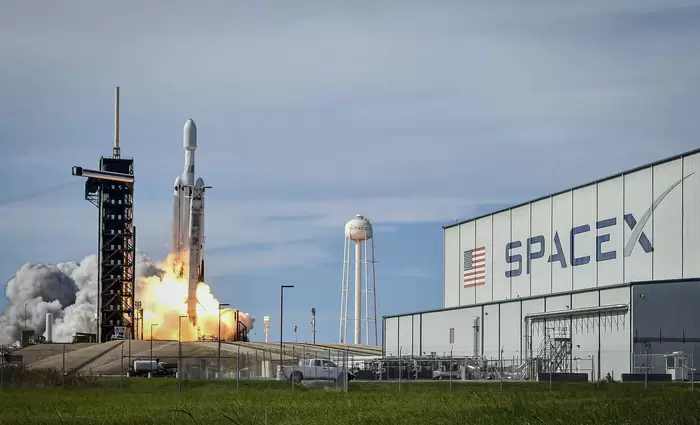 Η SpaceX εκτοξεύει την αποτίμησή της στα 800 δισ. και «βλέπει» IPO το 2026