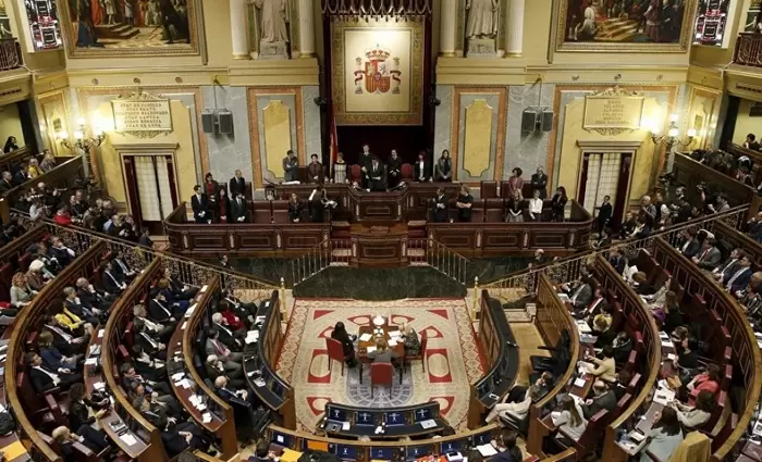 Ισπανία: Υψηλότερους φόρους σε τράπεζες και πλούσιους