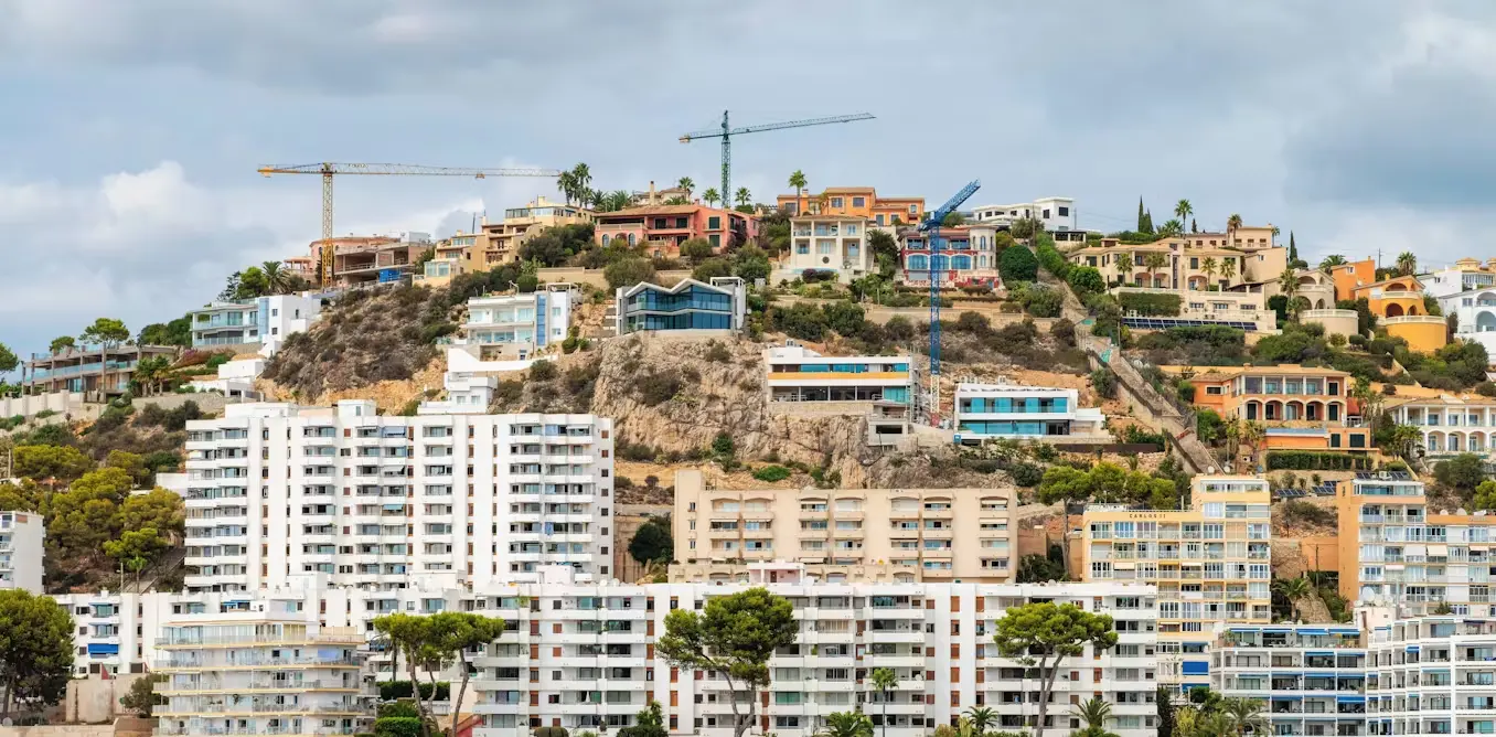 Οι διαφορετικές προσεγγίσεις της στεγαστικής κρίσης από Βαρκελώνη και Μαδρίτη