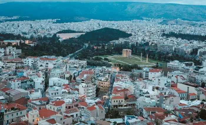 Πλουσιότεροι (στους αριθμούς) οι Ελληνες πολίτες