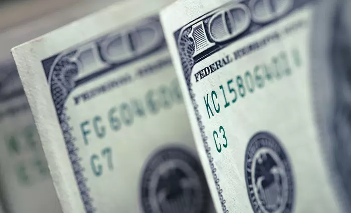 Πτώση δολαρίου και προσδοκίες για σταθεροποίηση επιτοκίων από Fed