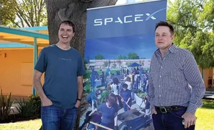 Tesla: Όσο ο Μασκ έκανε δημοψήφισμα ο αδερφός του πουλούσε τις μετοχές του