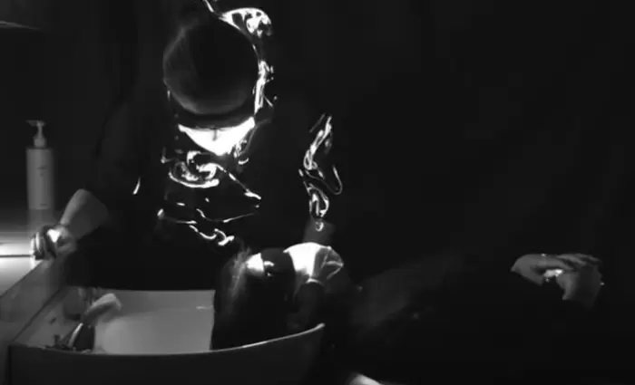 Δείτε πώς εξαπλώνεται ο κορωνοϊός σε κομμωτήρια και ιατρεία (ΒΙΝΤΕΟ) 