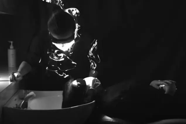 Δείτε πώς εξαπλώνεται ο κορωνοϊός σε κομμωτήρια και ιατρεία (ΒΙΝΤΕΟ) 