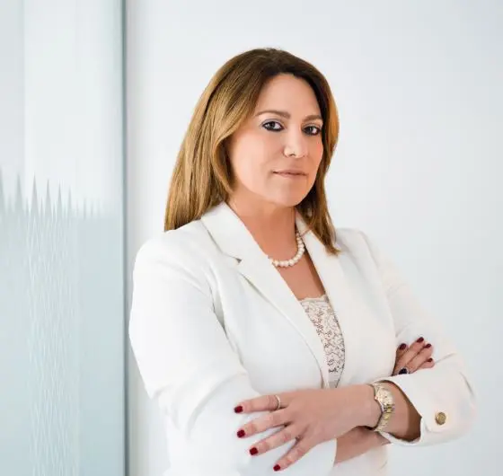 Η θέση μιας ικανής γυναίκας είναι δίπλα και όχι πίσω από έναν επιτυχημένο άντρα