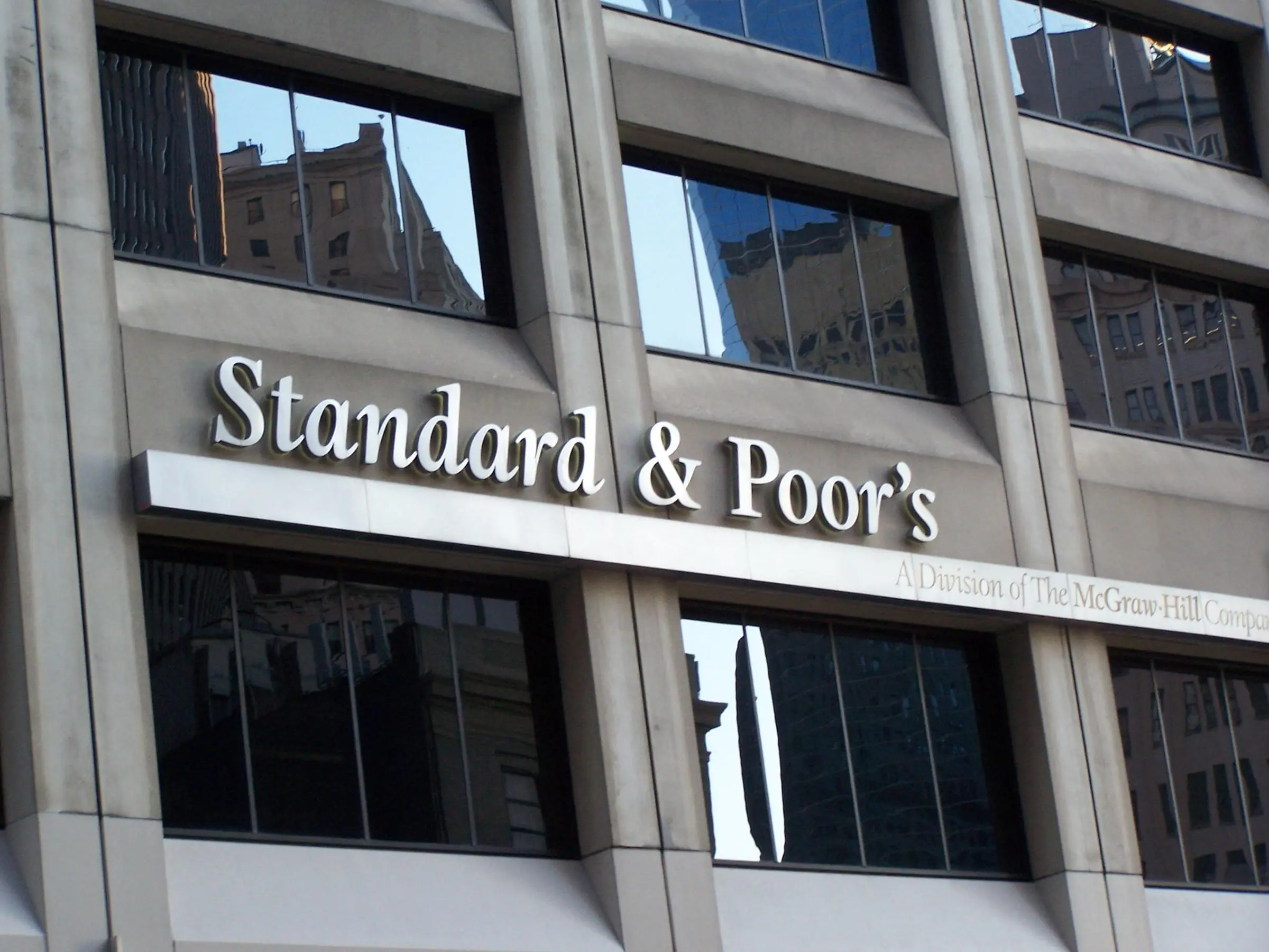 S&P: Η ύφεση στην ευρωζώνη και τη Βρετανία θα φθάσει το 2%