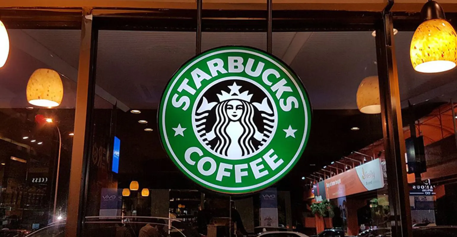 Starbucks: Ποια ροφήματα αποσύρει κακήν κακώς και γιατί