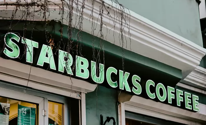 Starbucks: Φέρνει «καρπούς» το σχέδιο αναδιάρθρωσης του Μπράιαν Νίκολ – Άλμα 9% για τη μετοχή
