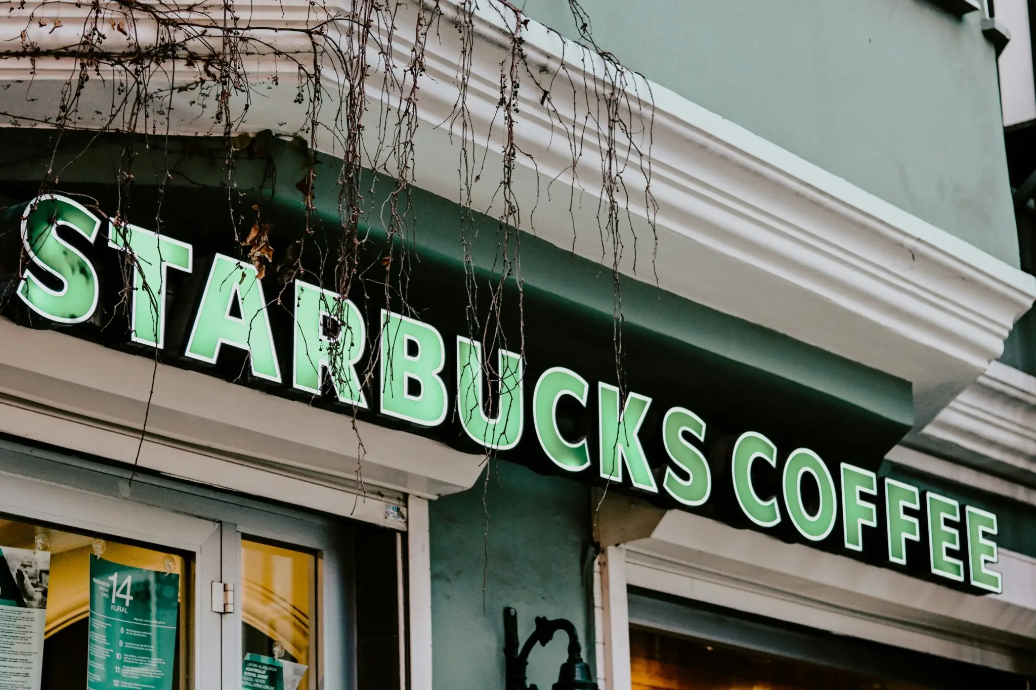 Starbucks: Φέρνει «καρπούς» το σχέδιο αναδιάρθρωσης του Μπράιαν Νίκολ – Άλμα 9% για τη μετοχή
