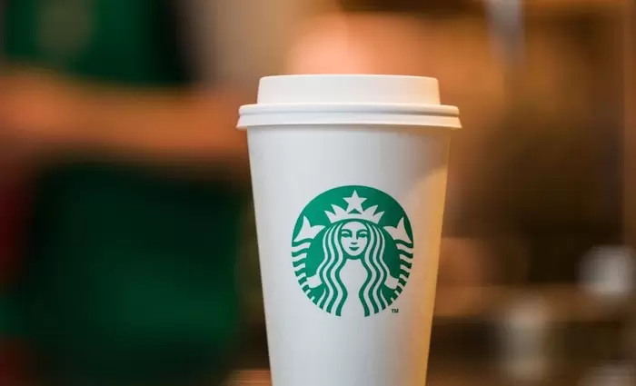 Η Starbucks πληρώνει περισσότερο φόρο στο Ηνωμένο Βασίλειο παρά τις απώλειες