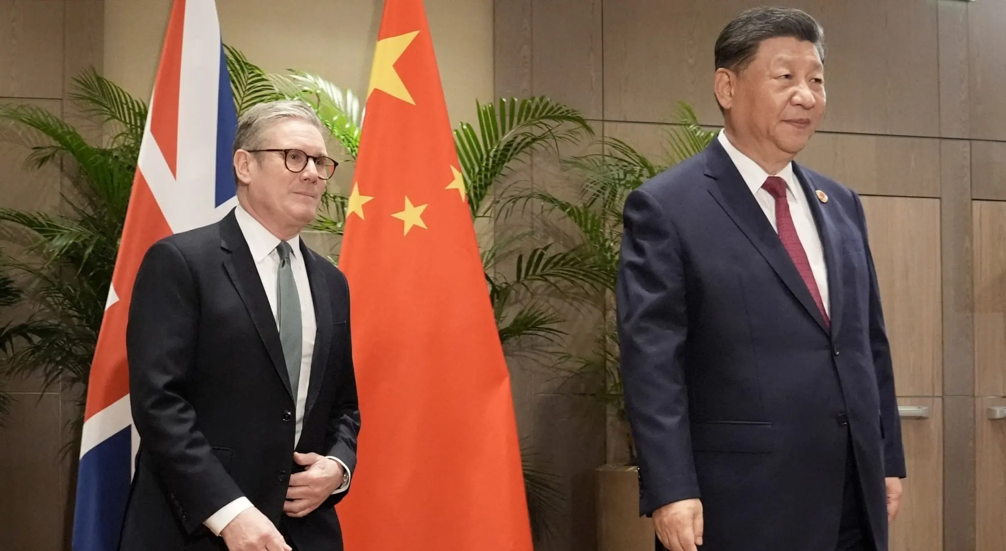 Στο Πεκίνο ο Στάρμερ για να προωθήσει μια «ρεαλιστική σύμπραξη» με τον ασιατικό γίγαντα