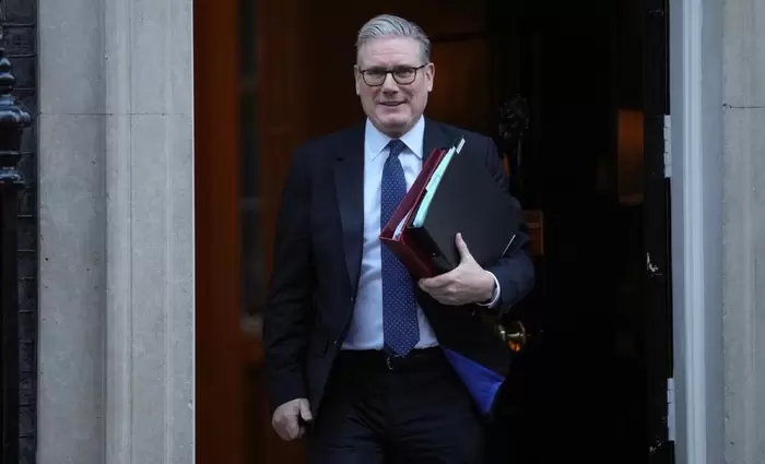 Θύελλα στις αγορές από την κρίση Στάρμερ: Πιέσεις στη λίρα – Τα στοιχήματα των hedge funds