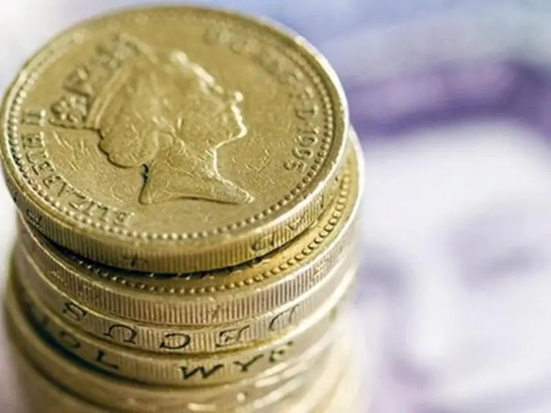 Βουτιά καταγράφει η στερλίνα μετά την παραίτηση του υπουργού για το Brexit