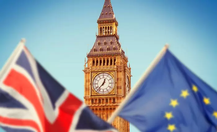 Η Τερέζα Μέι παίζει με τον χρόνο