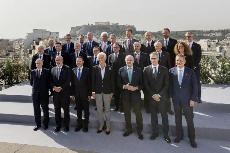Επιτόκια: Τα φώτα της διεθνούς επενδυτικής κοινότητας στραμμένα στην Ελλάδα