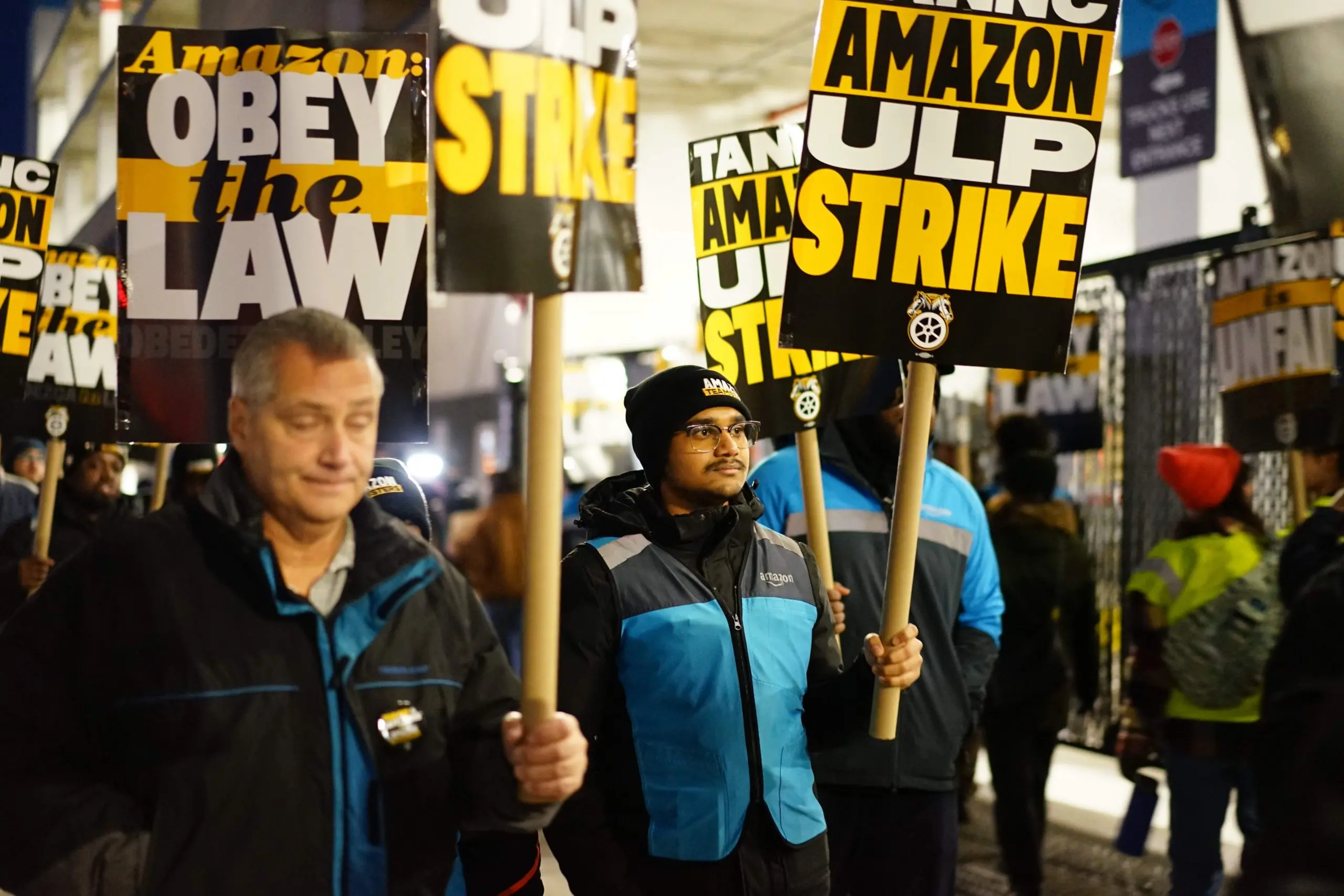 Amazon: Η μεγαλύτερη απεργία στον κολοσσό του λιανεμπορίου - Τι ζητούν οι εργαζόμενοι