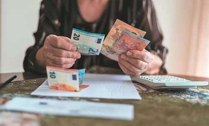 Πότε πληρώνονται οι συντάξεις και τα επιδόματα Χριστουγέννων (ημερομηνίες)