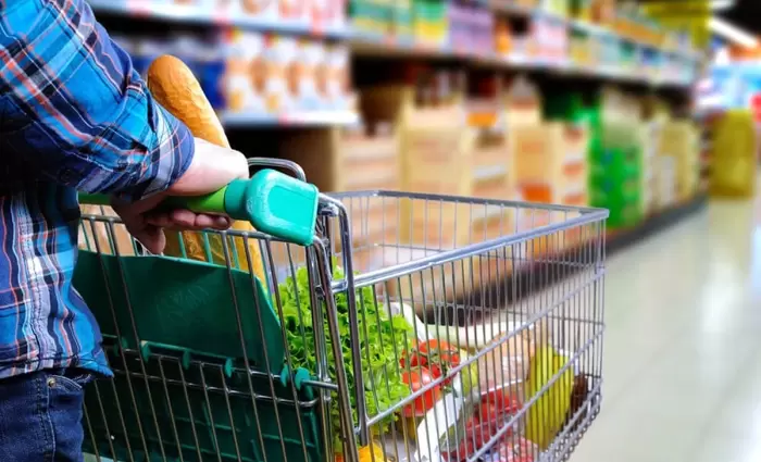 Μεγάλες ετήσιες αυξήσεις τιμών σε ψάρι, χόρτα, ζάχαρη