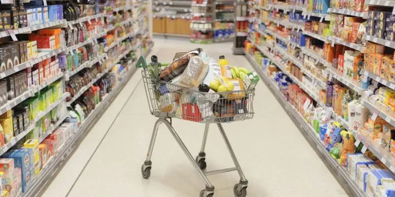 Έρχονται μειώσεις τιμών στις υπεραγορές