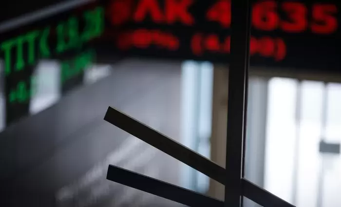 Πτωτικά κινείται το μεσημέρι η διαπραγμάτευση στο Χρηματιστήριο