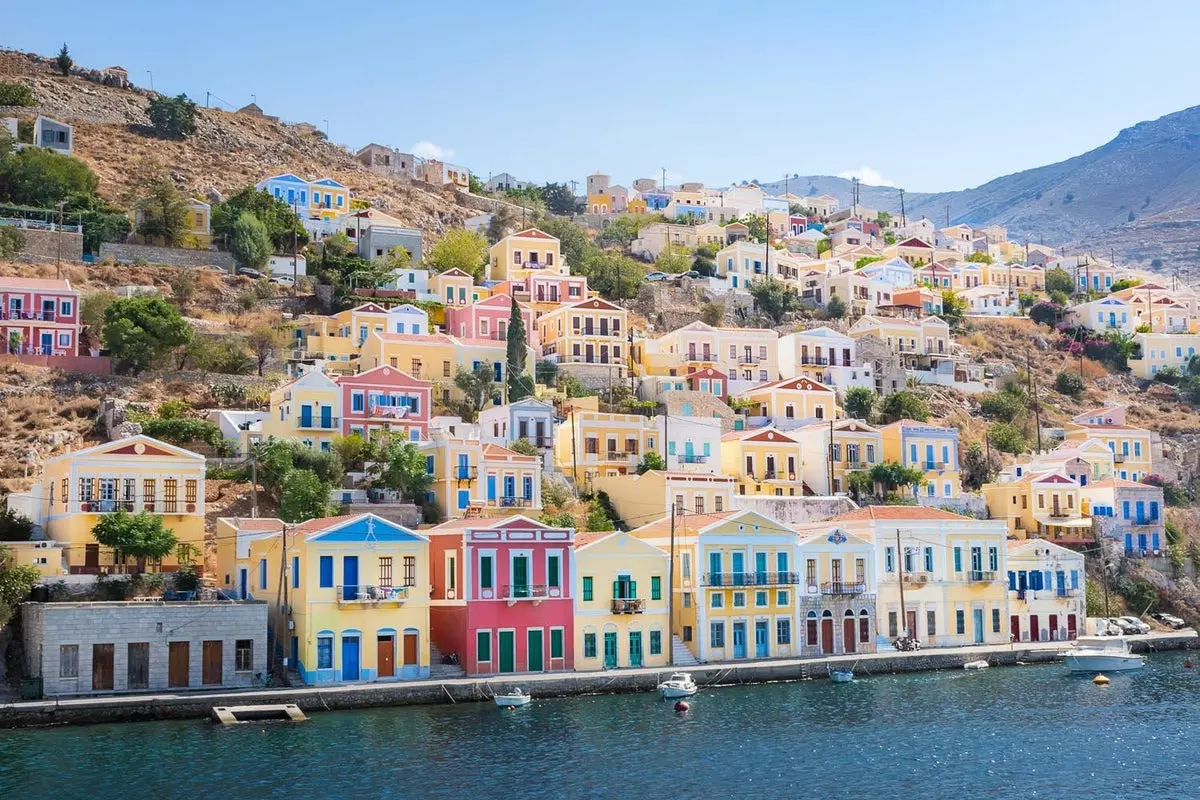 Ποια 20 ελληνικά νησιά αποθεώνουν οι Βρετανοί