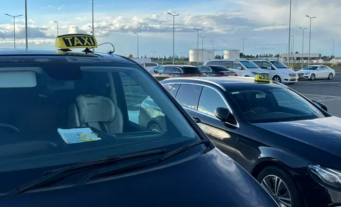 Κλιμακώνουν οι οδηγοί ταξί - Προειδοποιούν με επ’ αόριστον απεργία για τα πειρατικά