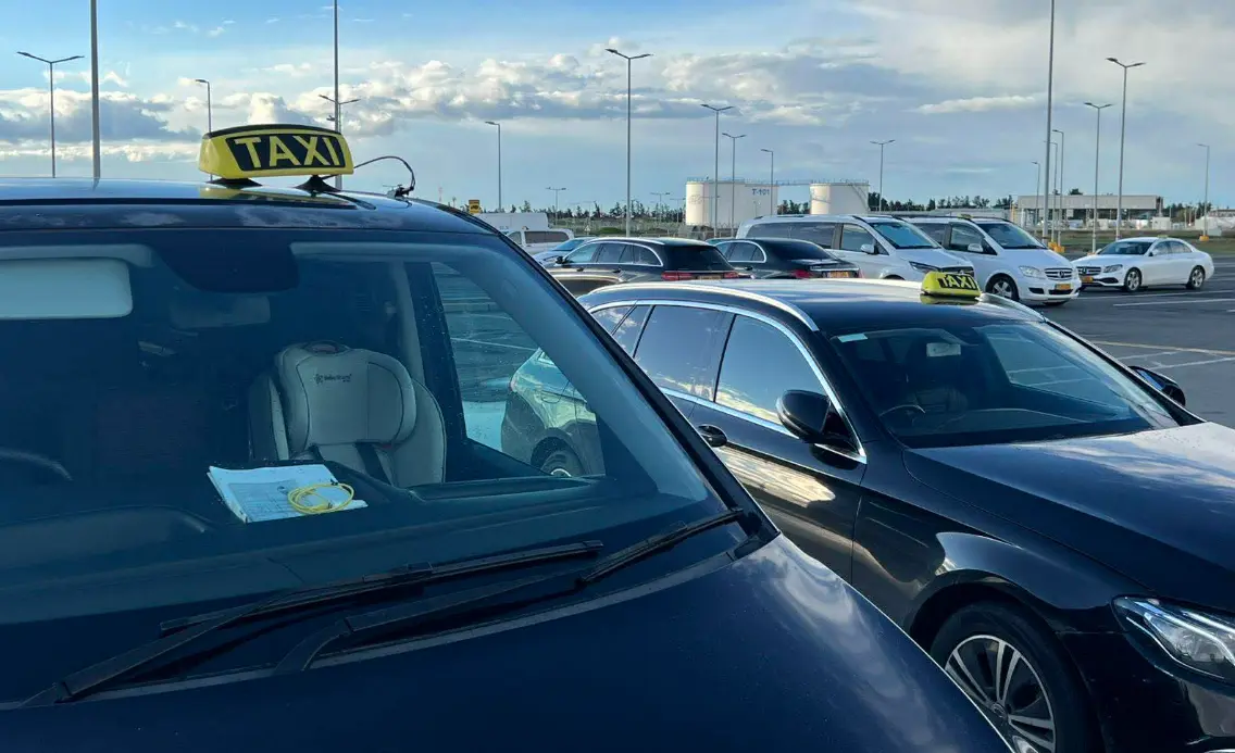 Κλιμακώνουν οι οδηγοί ταξί - Προειδοποιούν με επ’ αόριστον απεργία για τα πειρατικά