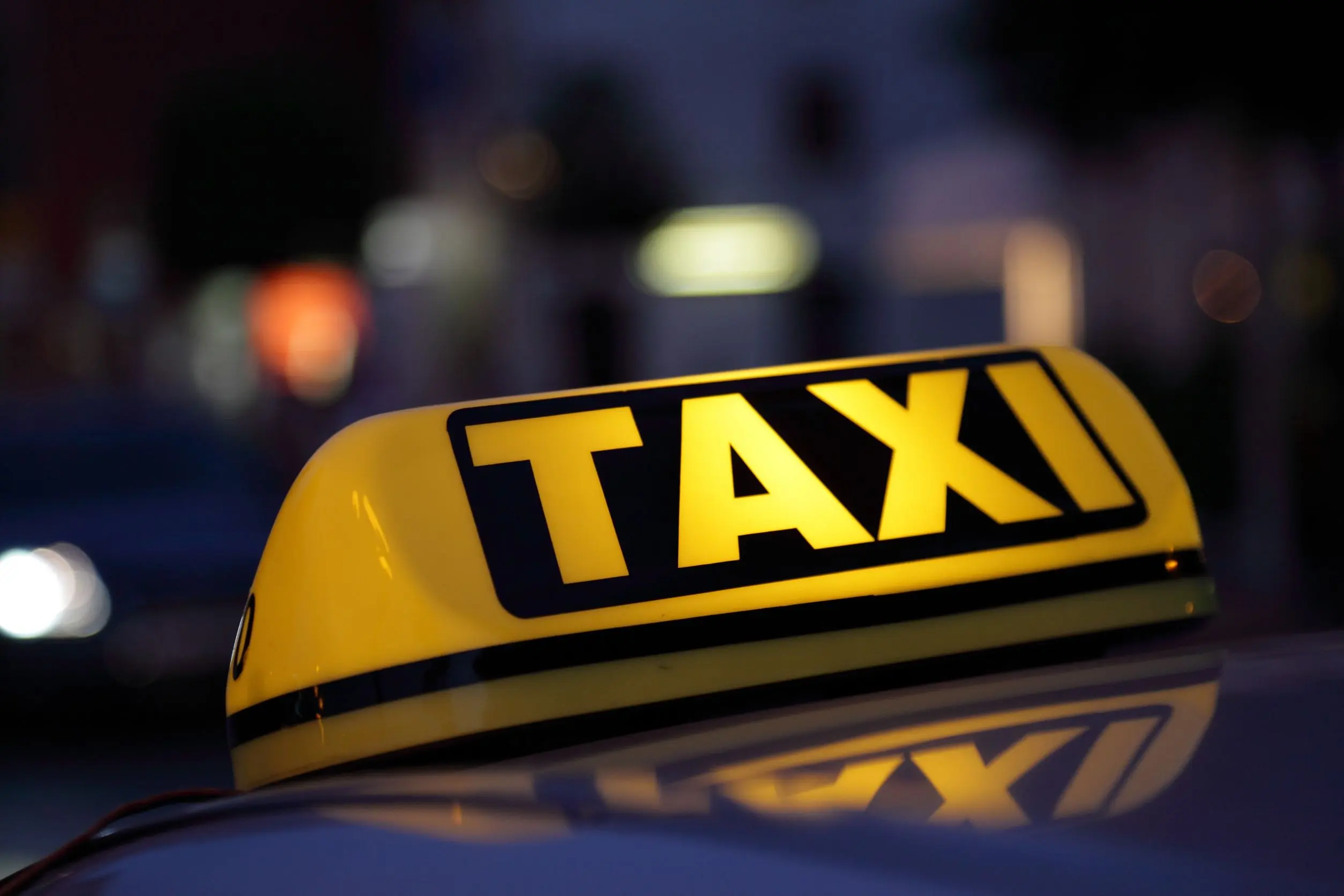 Τα ταξί στο αεροδρόμιο Λάρνακας κατέβασαν χειρόφρενο 