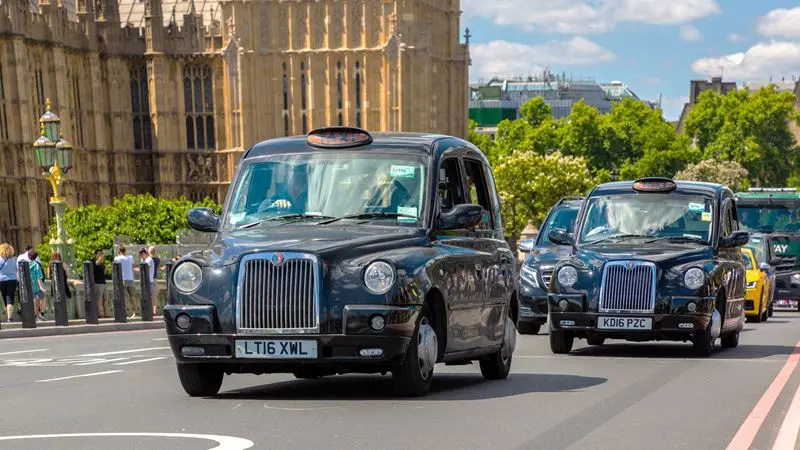 Κίνδυνος εξαφάνισης των μαύρων ταξί από τους δρόμους του Λονδίνου