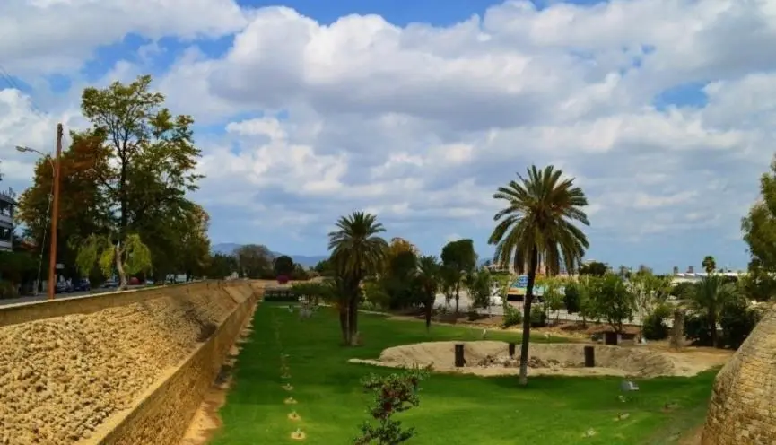 Στην αντεπίθεση για το ψηλό κτήριο στα τείχη – «Νομιμότατο», λέει η Nerofarm Properties