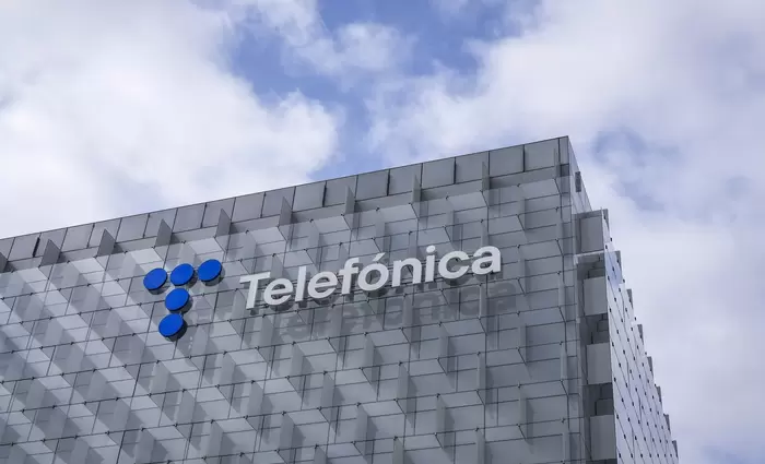 Η Telefónica θα απολύσει πάνω από 3.400 εργαζομένους της στην Ισπανία