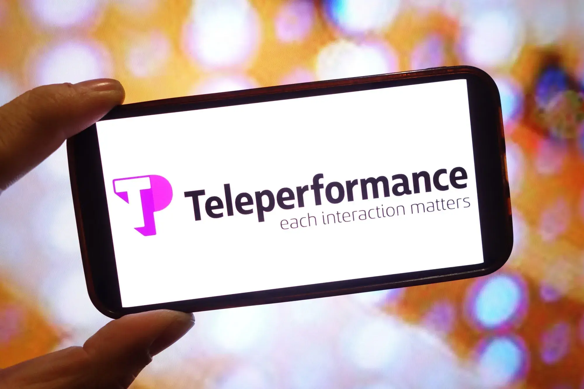 Στο στόχαστρο των κερδοσκόπων η Teleperformance – Η τεχνητή νοημοσύνη πιέζει τη μετοχή
