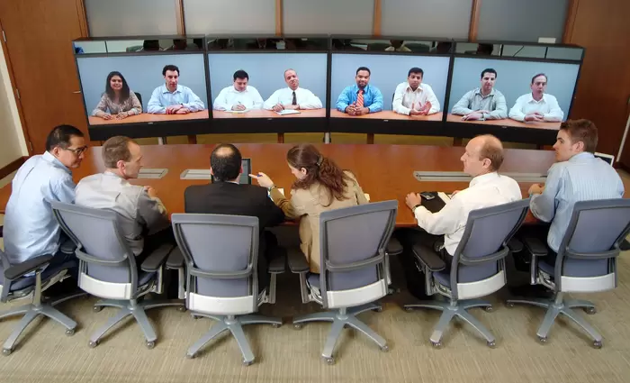 Brainstorming μέσω τηλεδιάσκεψης με ΥΠΟΙΚ κι επενδυτές